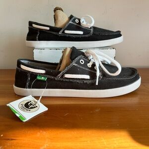 NWT Sanuk Youth “Lil Deck Hand” Boat Casual Slip On Shoes Black & White Size 6